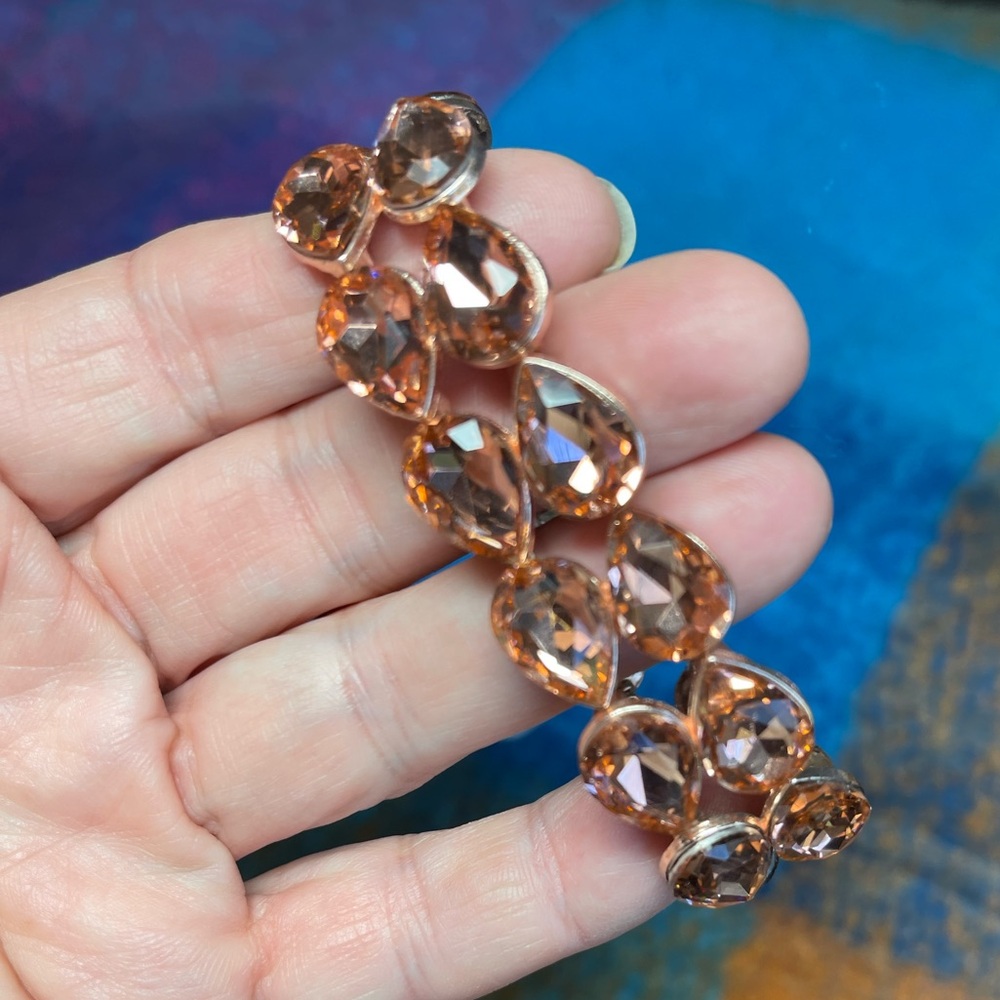 Just the one bracelet, gold, and rose gold in color 🥰